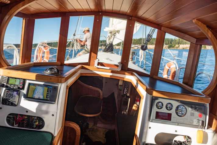La sovrastruttura del cutter da pesca copre il posto di pilotaggio, mentre gli alloggi si trovano, come di consueto, un piano più in basso.