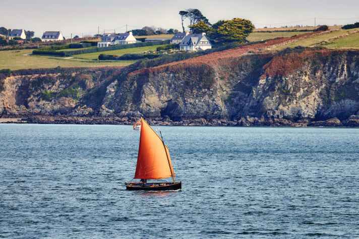 At first glance, the rough coastal waters of Brittany do not seem like the ideal area for open boats.
In fact, however, the small working vessels of this region are the historical model for Barnes' "Avel Dro"