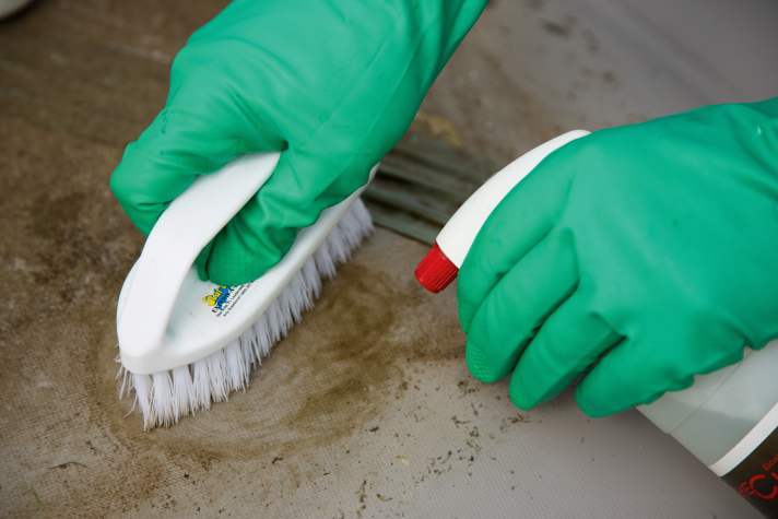Test: "Inflatable boat cleaning agent" (Date: 30.04.2014, Location: Hamburg, Tatenberger Schleuse, Editor: Hauke Schmidt, Intern: Michael Rink)