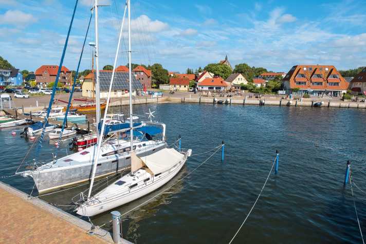 Wiek : Le port de commerce aménagé offre, dans deux bassins séparés, suffisamment de places pour les bateaux de plaisance.
places pour les plaisanciers invités et tous les services et approvisionnements possibles et imaginables.