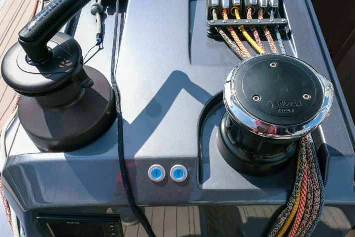 Auf dem Kajütdach: elektrisch zu betreibende Prototypenwinschen von Seldén