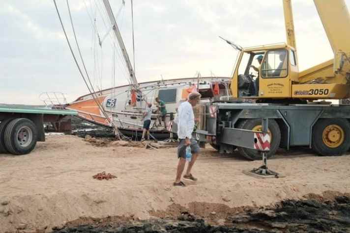 Operazione di salvataggio. Guy deBoer non vuole arrendersi e, con l'aiuto di amici e sostenitori, intende rimettere a galla la sua nave affinché possa continuare il suo viaggio.