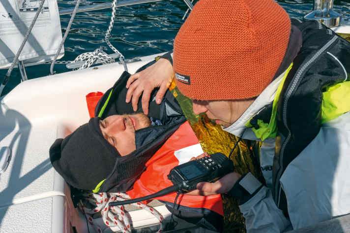Do not acknowledge the emergency call prematurely
The crew member is back on board, so all is well? Not necessarily. If the water is still cold or the rescue took a long time, the person may be hypothermic. Then help is needed quickly. First aid measures can be discussed via radio medical advice until the sea rescuers arrive. So always assess the condition of the rescued person first before acknowledging the emergency call