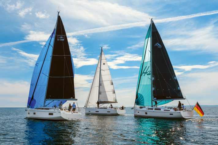 Constant . Même avec le gennaker et le code zéro, les trois bateaux de test se montrent tout aussi performants