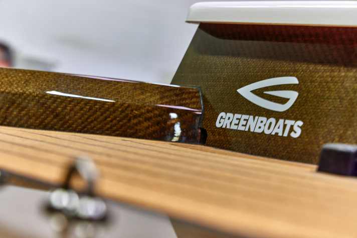 The natural light beige flax fibre becomes dark in combination with the bio-epoxy. The typical signature of the clear laminate requires a cleanly laid out outer fabric layer