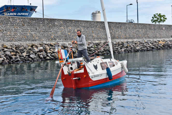 Im Hafen von La Réunion bewegt Quenet sein Boot mit dem Wriggriemen fort, das kleine Schiff hat keinen Motor
