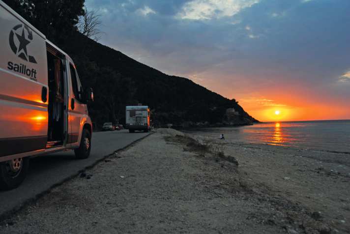 Wildcampen ist in Griechenland generell verboten. Auf Lefkada gibt’s aber ausreichend spotnahe Wohnmöglichkeiten
