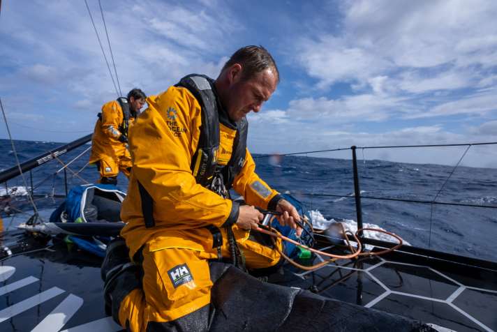 Robert Stanjek und Seb Simon arbeiten an Deck. Die Strapazen und die Enttäuschung stehen dem Berliner Co-Skipper ins Gesicht geschireben