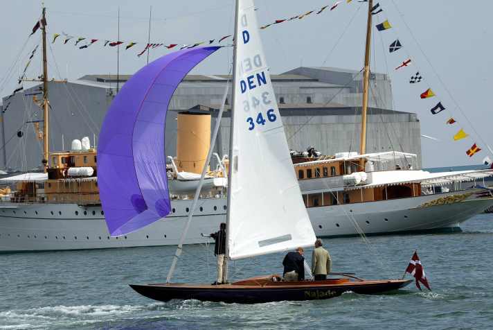 "Najade" con il principe Henrik davanti alla reggia "Dannebrog" nel 2003