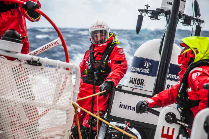   An Bord von Mapfre: Ihre Ausrüstung schützt die Segler vor grimmiger Kälte und eisiger Gischt