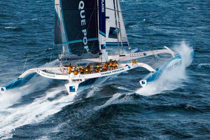 Il trimarano di 131 piedi "Banque Populaire" sta per intraprendere il secondo tentativo di record intorno al mondo