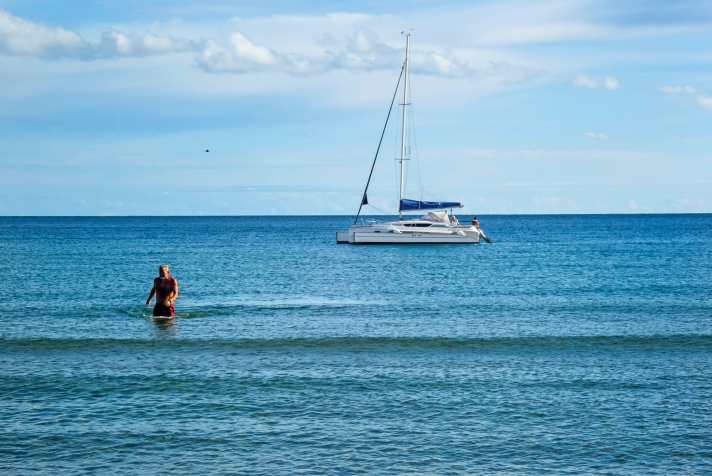 Oltre all'alta velocità, la flessibilità è un grande vantaggio. Con i ganci di traino retrattili, è possibile ancorare in acque poco profonde o addirittura ormeggiare la barca, rendendo obsoleto il gommone.