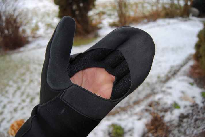 Über die dünnen Fingerhandschuhe zieht Woife dann offene Fäustlinge