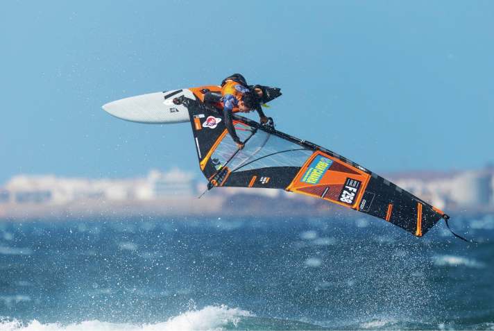 Baptiste fuhr ein altes Board mit nur 70 Liter Volumen.