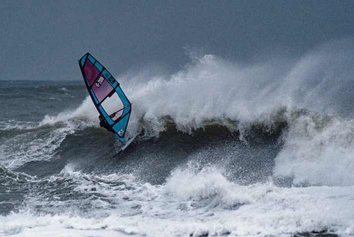 Leon Jamaer conquers the powerful wave in Denmark.
