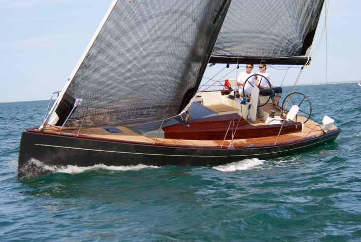 Hull length: 11.99 m; width: 3.20 m; draught: 2.40 m; weight: 4.8 tonnes.