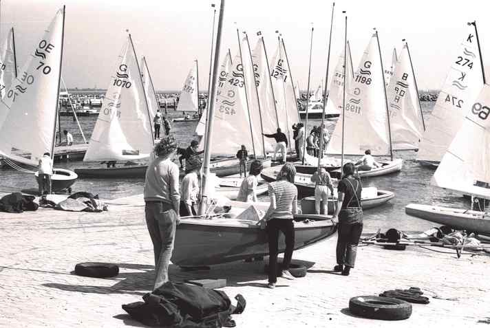 Le derive Finn vengono varate nel porto olimpico nel 1972