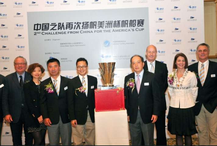   Those responsible at the presentation: team boss Wang Chao Yong (4th from left), Noëlle Smulders and Thierry Barot (far right), the first purchases