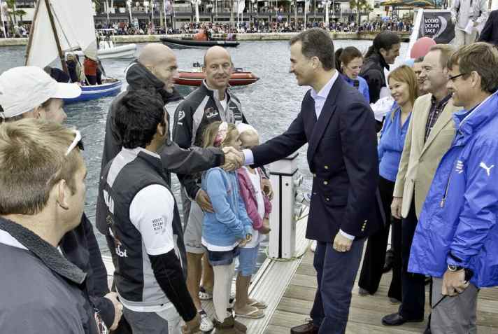   Il super-calciatore Zinedine Zidane (a sinistra) stringe la mano al principe ereditario Felipe. Lo skipper di Abu Dhabi Ian Walker (al centro) osserva. Zidane è poi finito in mare. E in modo del tutto volontario