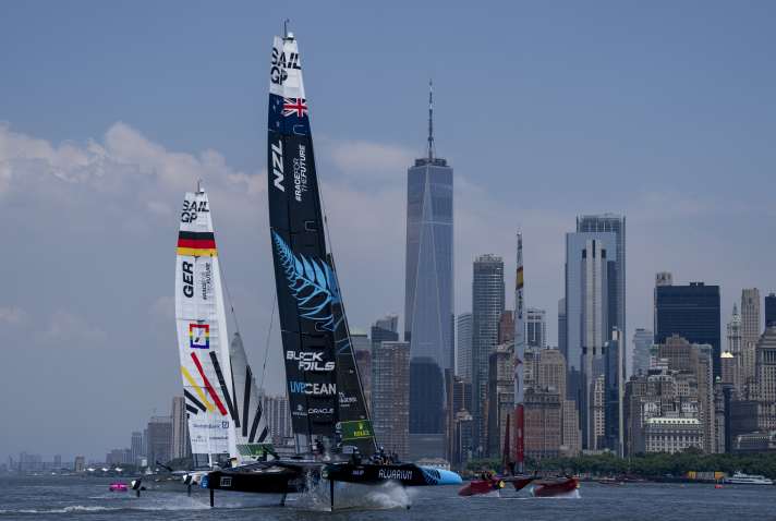 Team Germany vor der Skyline New Yorks im Duell mit Neuseeland
