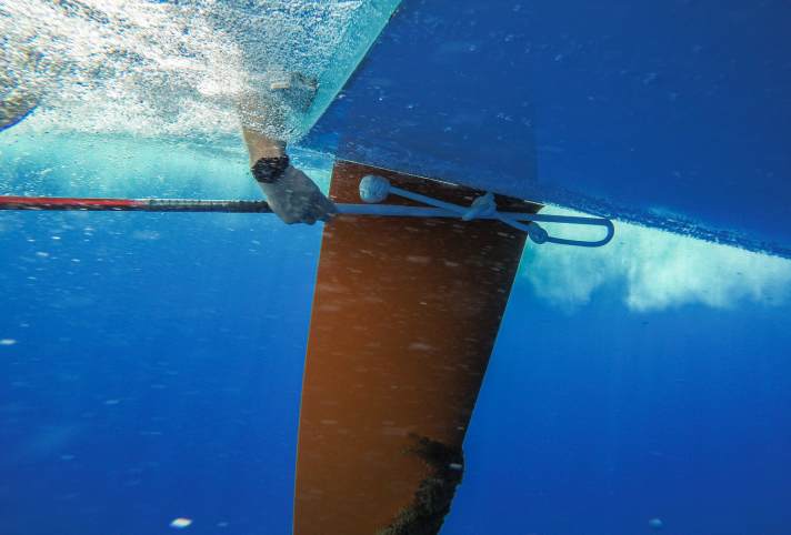  The seaweed must go! This is how the crews combat the unwelcome companions that can be seen on the lower part of the keel
