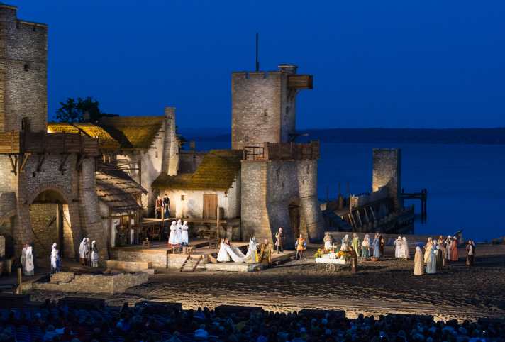 The backdrop also includes a fleet of ships floating on the Bodden, which reaches right up to the open-air stage. Störtebeker also has to fight battles here