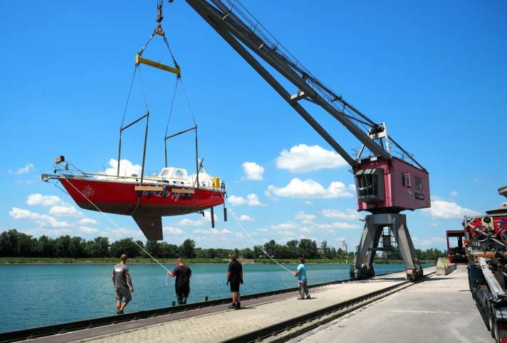   Geschafft, die "Aracanga" kommt ins Wasser. Die Reise beginnt