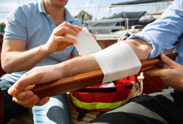 yacht/verletzungsgefahr-an-bord-versorgen-hilfe-2015-bsc-img-3157_dac9728aa7a8d1269ce40531566ae9e9