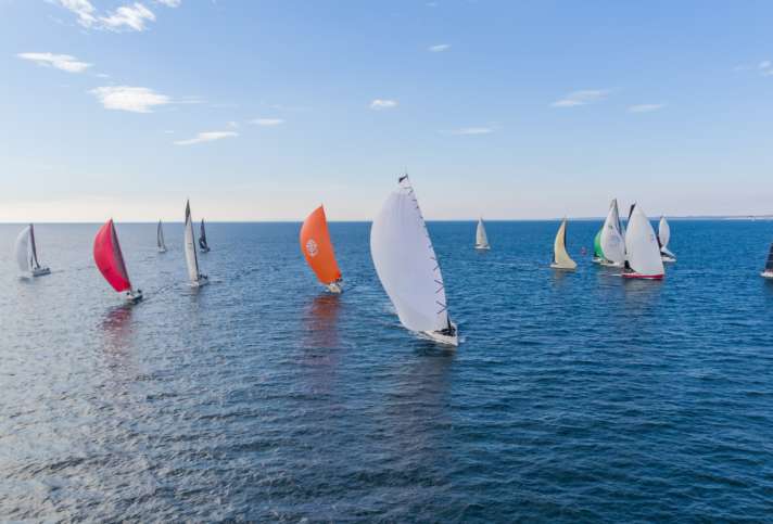 yacht/yachten-unter-spinnaker-drohne-credit-hinrich-franck_a2e76bc3df20f0c5c444148219070abb