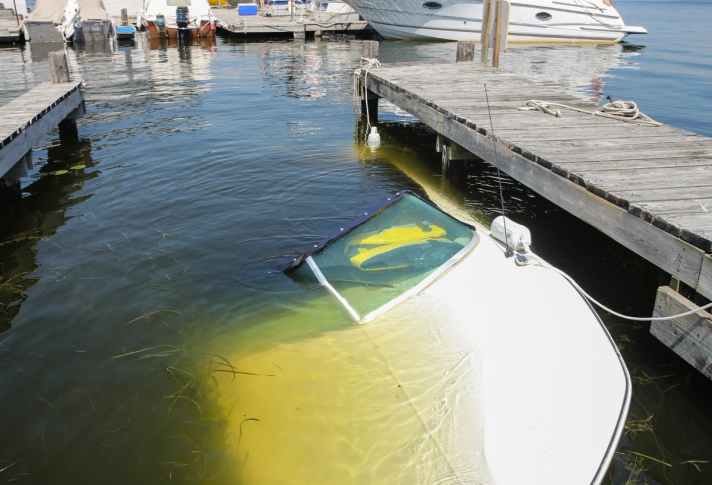 boot/HavarieimHafen-WaswennniemandfrdieBergungaufkommenkannoderwill_20ee2d1b8858ce8841b910079f242038