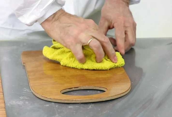 L'arrossamento da ammina può essere rimosso con acqua calda e detersivo per piatti.