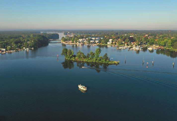 Our charter boat steers from Seddinsee into the Dahme