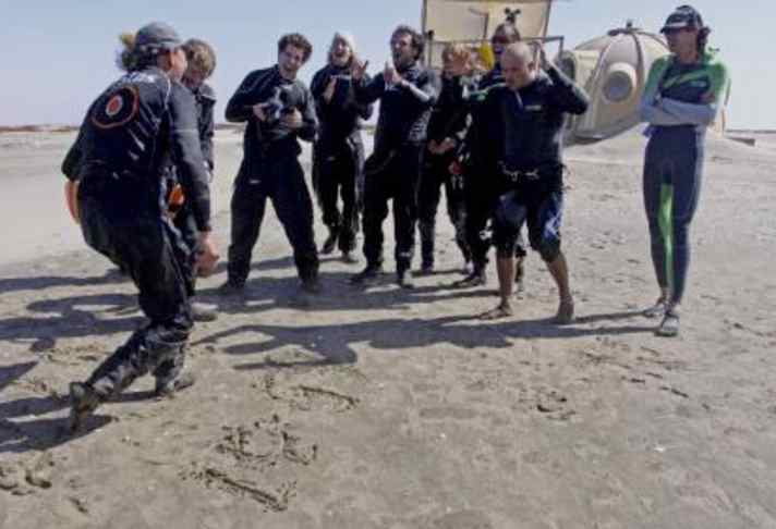   Die vom GPS ausgespuckten Rekord-Zahlen schrieb Larson spiegelverkehrt in den Sand. Die Crew hat's dennoch durchschaut