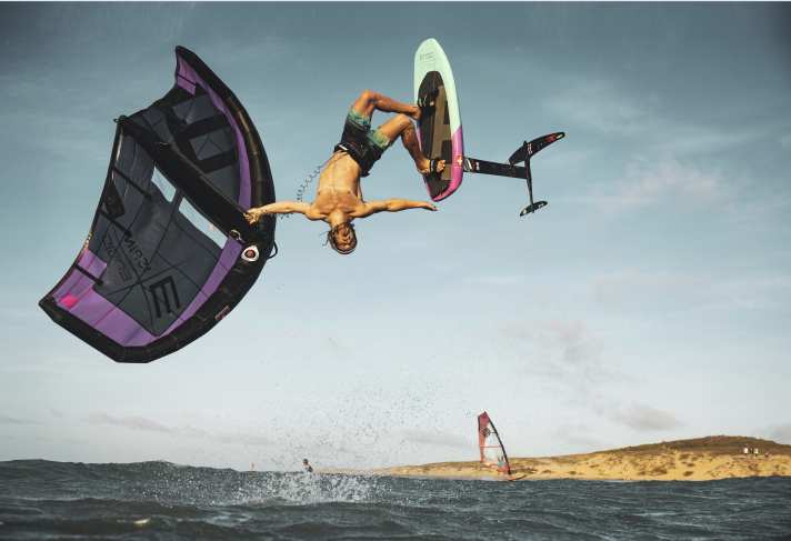 Every now and then, Balz whirls through the air in board shorts on the equator. In this interview, he explains why he still prefers to surf in a thick wetsuit.