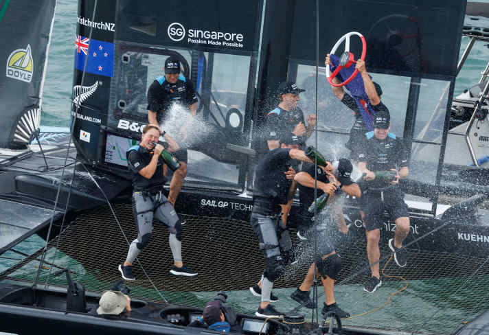 Die Kiwis feiern ihren Sieg beim SailGP in Singapur