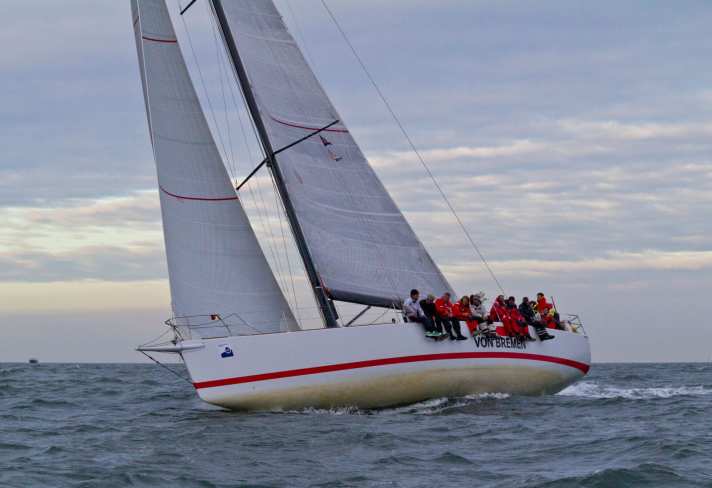   Strong teamwork between young and experienced sailors: The "Bank von Bremen" won the long-distance race from Heligoland to Edinburgh