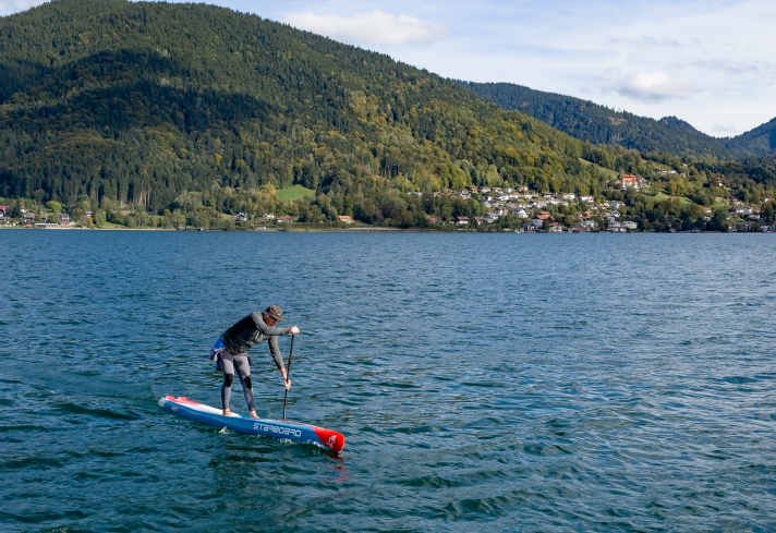 SUP-Test am Tegernsee: Das Board liegt mit ganzer Länge im Wasser - für gute Flachwassereignung.