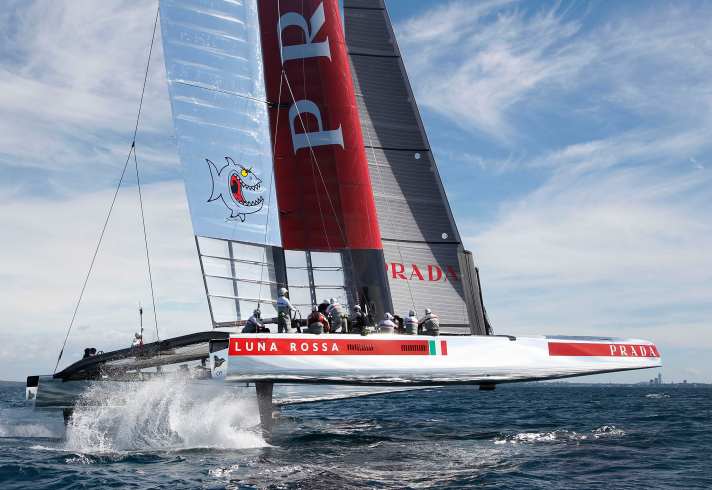  En 2013, Luna Rossa n'a pas réussi à se qualifier pour la finale de la Coupe devant San Francisco. En 2017, les Italiens, furieux des changements de dernière minute apportés au règlement par les Américains, ont suspendu une édition de la Coupe. Aujourd'hui, ils sont de retour et veulent plus que jamais remporter la Coupe.