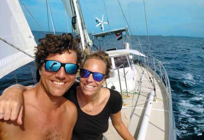   Yvette Oeben und Alexander Droog, beide 35, sind seit August 2020 auf Weltumsegelung. Nun stehen sie vor der großen Heraus­forde­rung, in der Südsee einen neuen Mast zu beschaffen