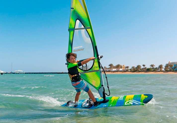 Windsurfen – mit dem passenden Material ein Kinderspiel.