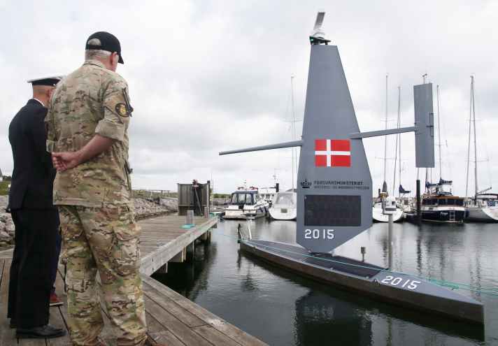 Angehörige des dänischen Streitkräfte beim Beginn des Tests der Saildrone Voyager in der Køge Marina.