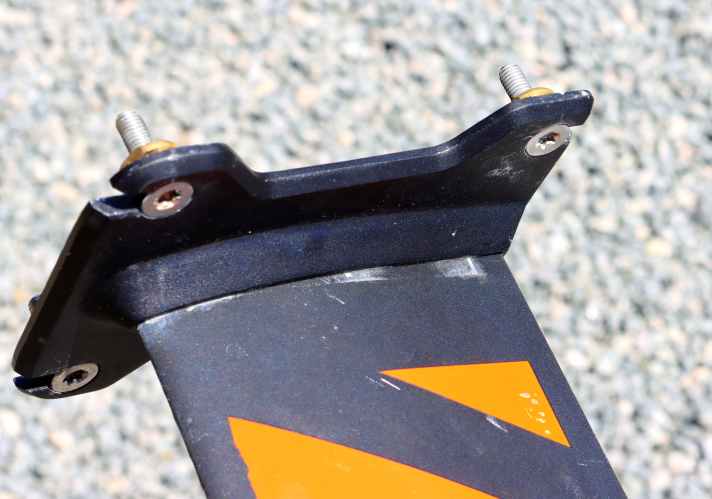 Common problem: The connection from the plate to the foil mast has shaken loose, the mast sits slightly askew in the mount (recognisable by the white abrasion on the mast)
