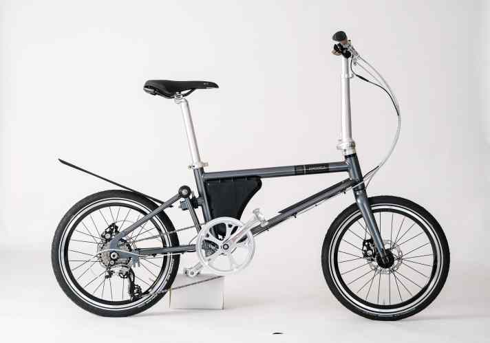   Sehr gute Fahreigenschaften, gute elektrische Unterstützung. Die großen Räder vergrößern das Packmaß. Faltmaß 88 mal 30 mal 71 cm. Gewicht 17 kg. Preis 2.789 Euro