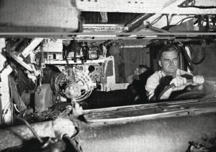   Ben Carlin am Steuer des umgebauten Schwimm-Jeeps „Half Safe“.