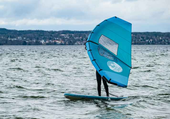   Ohne Centerfinnen treibt man mit SUPs schnell seitlich ab, wenn man mit Wing oder Windsurfsegel unterwegs ist