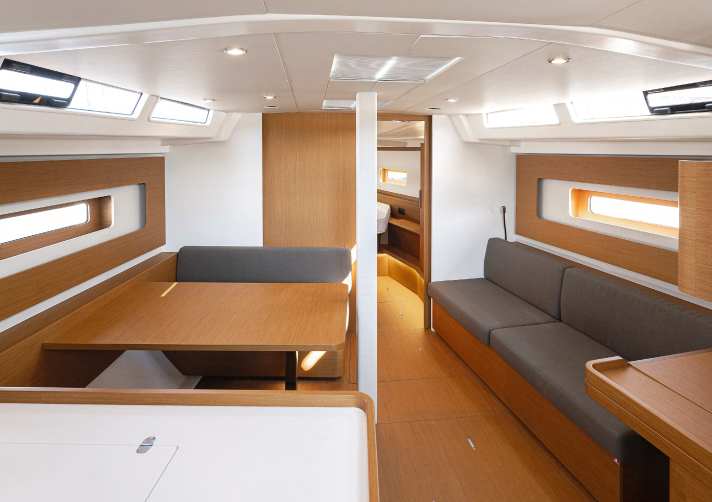   Der Salon ist weit nach vorn gebaut. Das V-förmige Layout ist speziell, die Dinette auch
