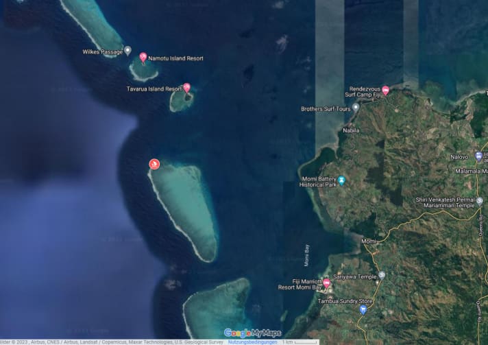 Cloudbreak ist eine Welle, die über einem Riff bricht (rot markiert)