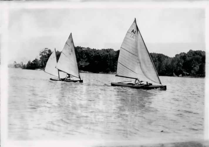 Le canoë à voile de Fox avec un étai rigide comme second mât a le vent en poupe