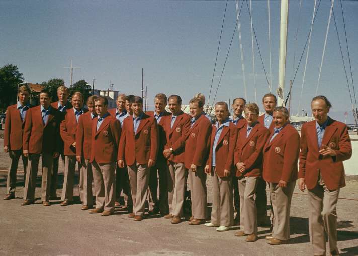   1972 kam es vor Kiel zum ersten Wettstreit zweier deutscher Olympia-Mannschaften mit jeweils eigenem Emblem (mit Hammer und Zirkel umgeben von einem Ährenkranz als Symbol des Bündnisses von Arbeitern, Bauern und Intelligenz für die Segelnationalmannschaft Ostdeutschland), eigener Fahne und eigener Hymne. Das Foto zeigt die Segelnationalmannschaft Ostdeutschland, so der offizielle Name der DDR bei den Olympischen Spielen. Foto: Archiv André Keil 
