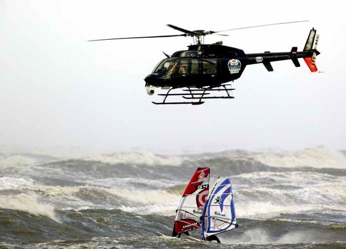 Klaas Voget und Torben Sonntag performen während des Red Bull Storm Chase auf Norderney (31. Oktober 2012).